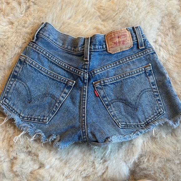 Levi's Women's Classic Blue Jean Shorts - Picture 1 of 3